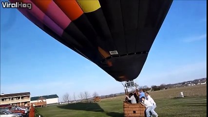 Un ballon dirigeable en galère au décollage s'écrase sur une maison