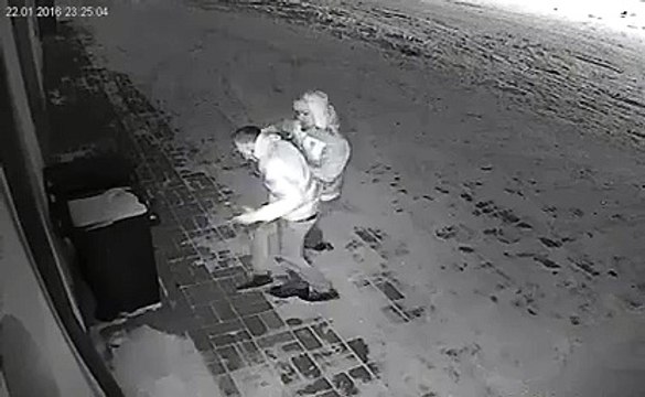 Un gars bourré agresse une poubelle dans la rue. Bien débile!