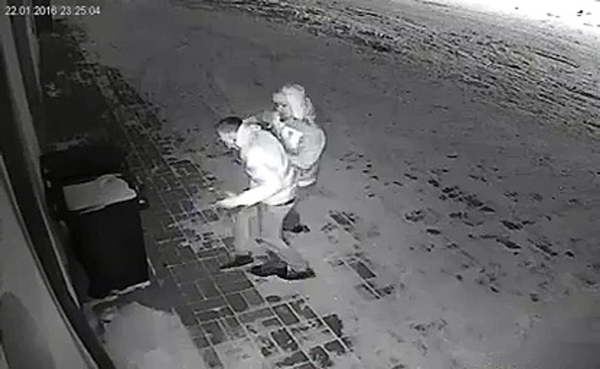 Un gars bourré agresse une poubelle dans la rue. Bien débile!