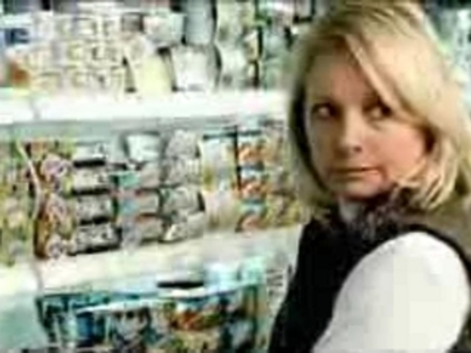 El niño toca huevos