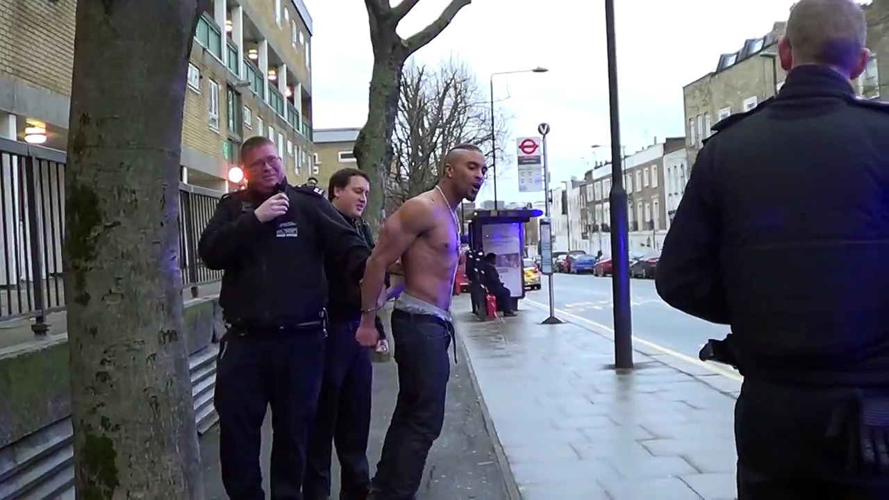 Un mec proteste contre son arrestation d'une drôle de manière