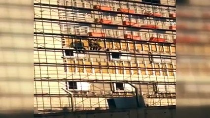 İnşaat iskelesinde yürekleri ağza getiren halay!