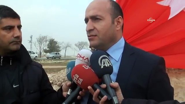 Kobani sınırına dev Türk bayrağı dikildi