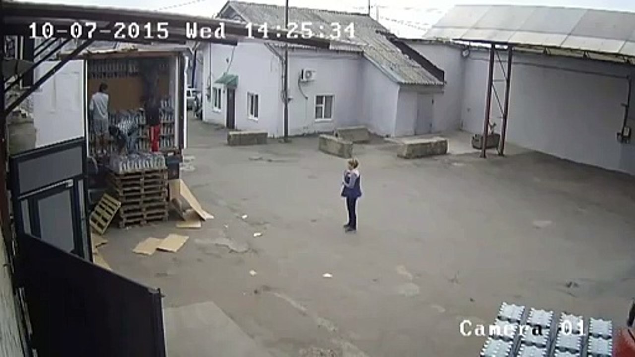 КАК ГРУЗЧИКИ ВОДКУ РАЗГРУЖАЛИ))) ОСТОРОЖНО, БУДЕШЬ ДИКО РЖАТЬ)))