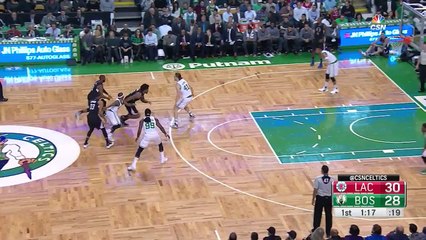 Le dunk de DeAndre Jordan sur Marcus Smart