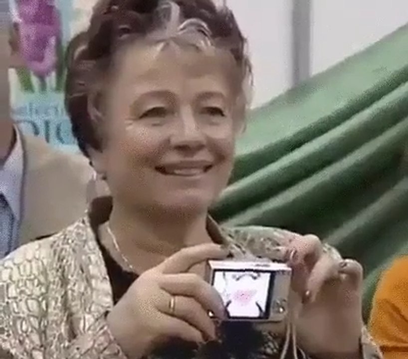 This lady doesnt know how to use a camera