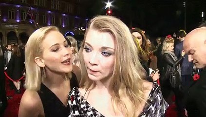 Jennifer Lawrence'ın, Natalie Dormer'u Yanlışlıkla Dudağından Öpmesi ve Sonrasında Tepkisi