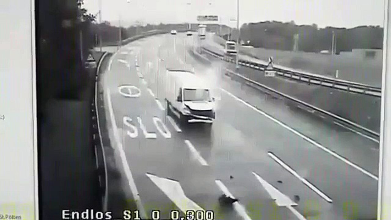 Kaza Yapan Kamyonetin İçinden Çıkanları Görünce Yuhh Bee Diyeceksiniz!