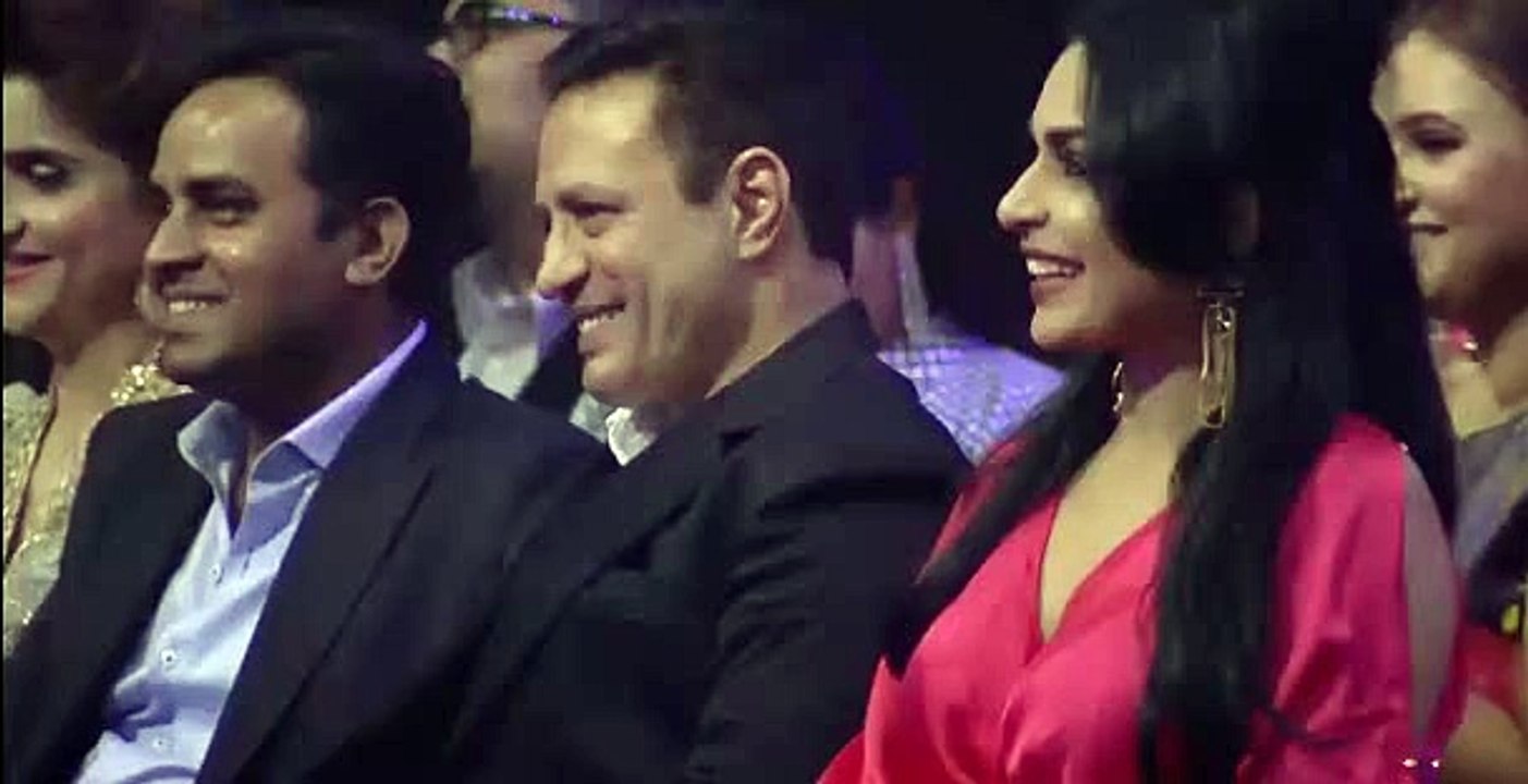 Most Funniest Incident Happend to Nadeem Baig in Lux Style Awards 2015