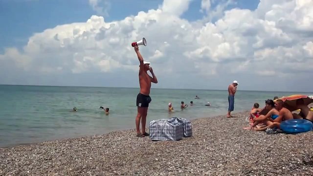 Прикол! Вован продает пирожки на пляже))) Кому пирожок