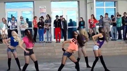Классно танцуют современный танец.