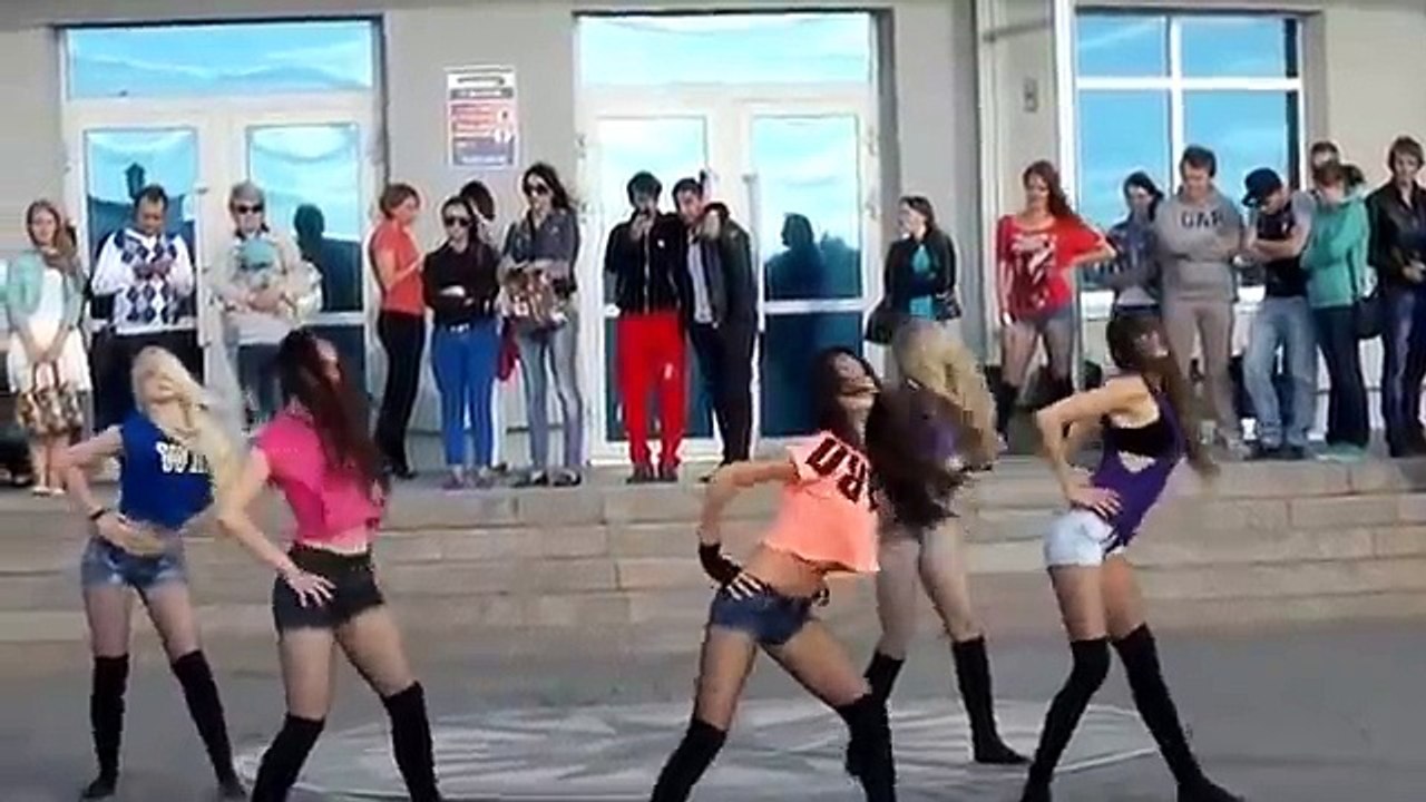 Классно танцуют современный танец.