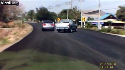 Accident impressionnant en essayant d'éviter une voiture qui pile à cause d'un chien