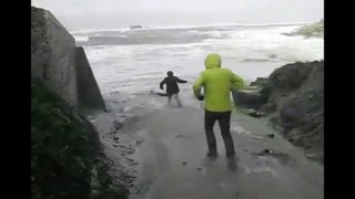 INCREDIBLE SHOCKING VIDEO 2016 - WAVE SHOCK CARRIES PERSON TO THE SEA & SURVIVES FRANCE STORM - OLA SE LLEVA A PERSONA MAR ADENTRO y CONSIGUE SER RESCATADA DURANTE TEMPORAL FRANCIA 2016