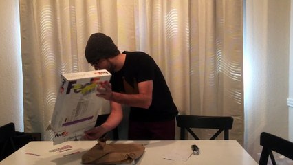 Ce gamer pro reçoit un petit cadeau de St Valentin de YouPorn... Ahaha