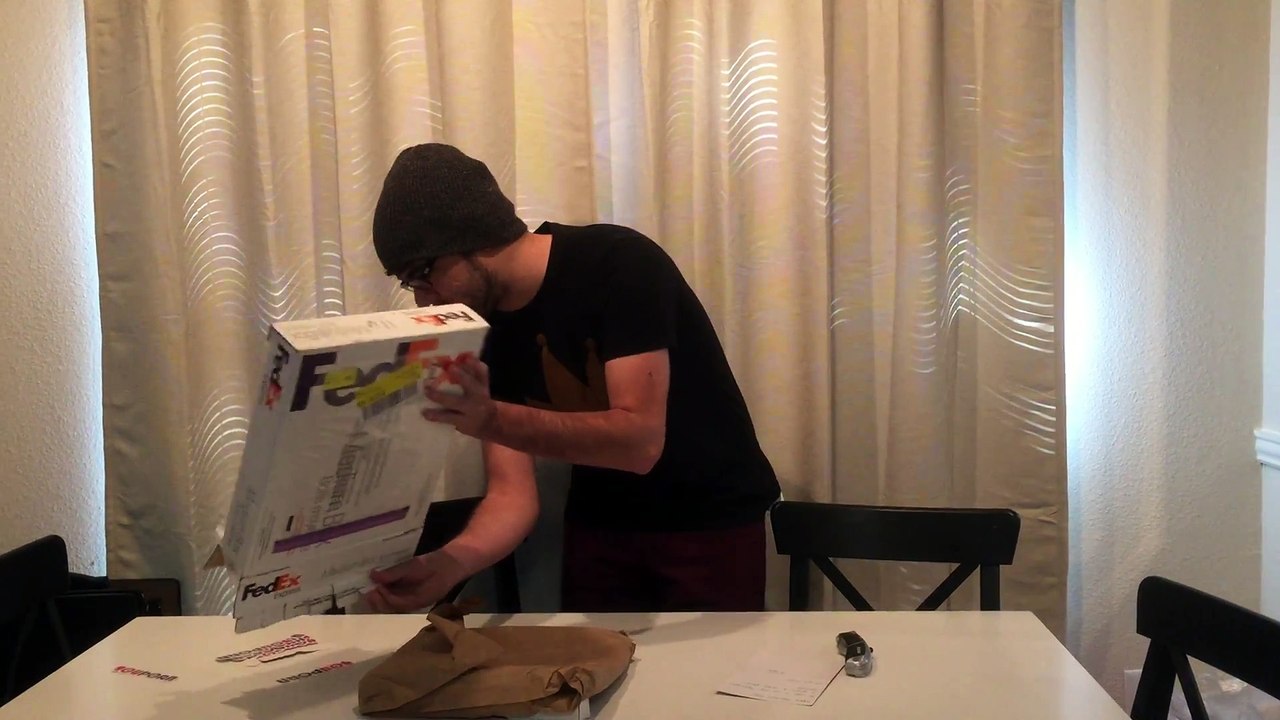 Ce gamer pro reçoit un petit cadeau de St Valentin de YouPorn... Ahaha
