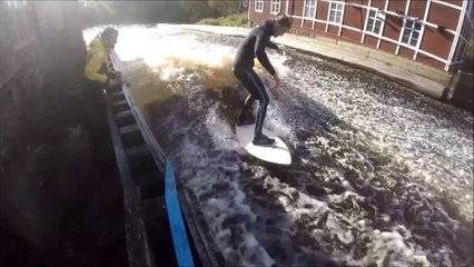 Des surfeurs créent une vague permanente à la sortie d'un barrage.