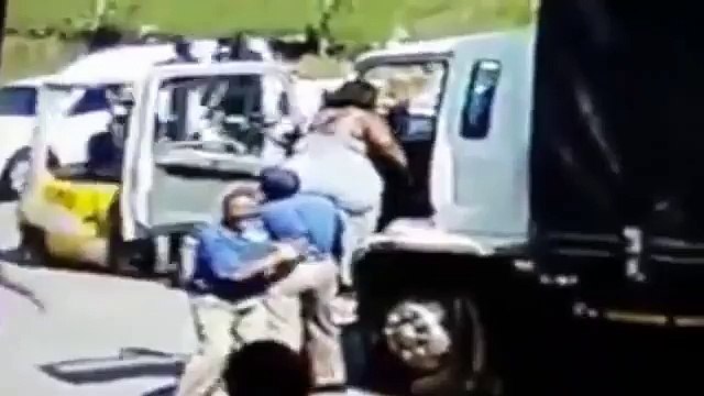 Utiliser un trans-palette pour faire monter une femme obèse dans un camion