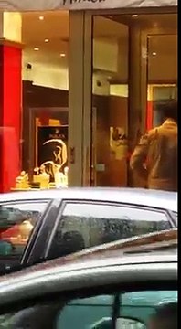 Des braqueurs bloqués dans le sas d'une bijouterie à Paris