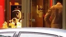 Des braqueurs bloqués dans le sas d'une bijouterie
