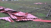 Ciklon në Krujë, fluturon çatia e godinës në një fermë, dëme të mëdha