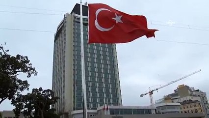 Bayraklar, kral için yarıya indirildi