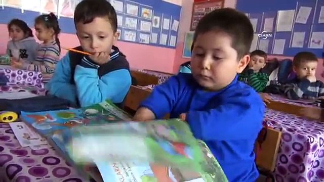 İki eli ve bir bacağı olmayan küçük Enes’in karne sevinci