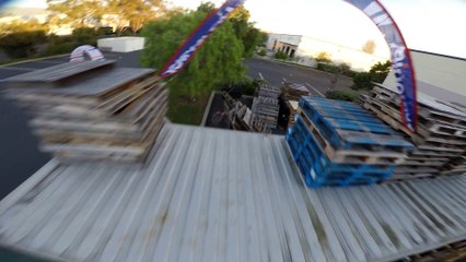 Course de drones dans un entrepôt (POV)