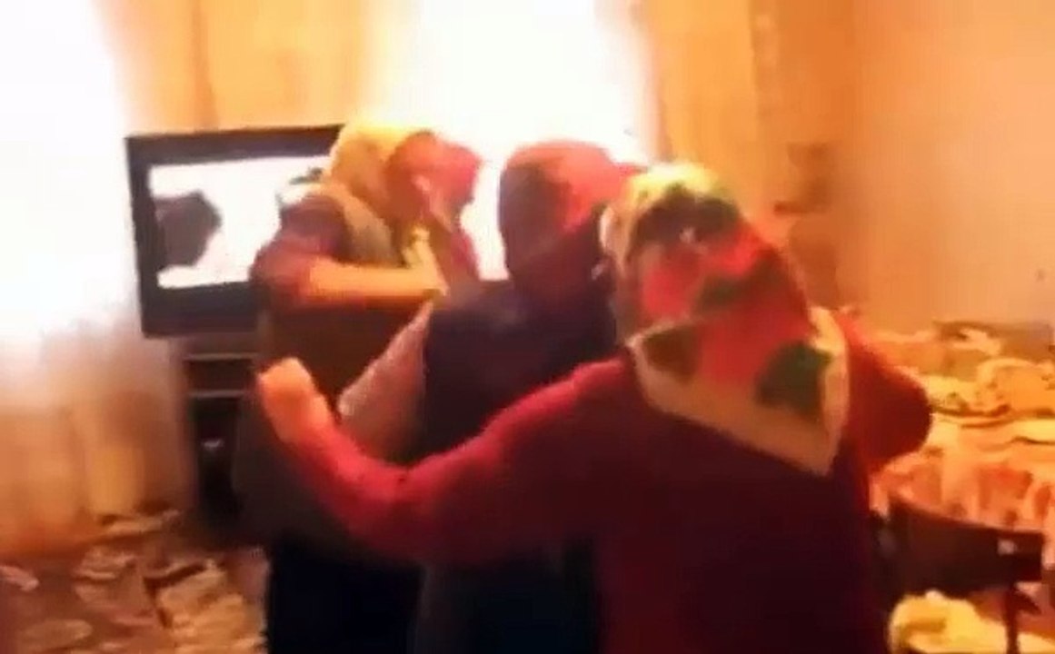 Бабульки зажигают под музыку