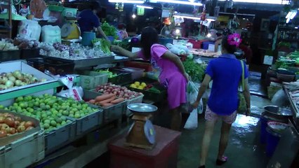 THAI GIRL FRIENDS PON AND NANG SHOPPING AT THE LOCAL MARKET