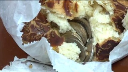 Dilencilikten Elde Ettiği Parayı Ekmeğin İçinde Sakladı