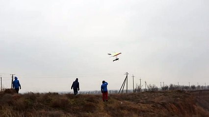 Первый полет в бризе, посадка почти на ноги в стену дома по ветру