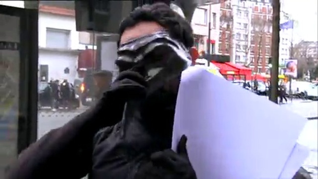 Cyril Hanouna déguisé en moustique répond à la une de Charlie Hebdo