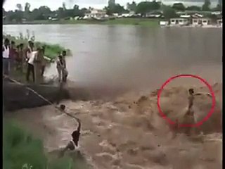 Khuda Ki Qudrat Dako Bacha kasa Bachta ha