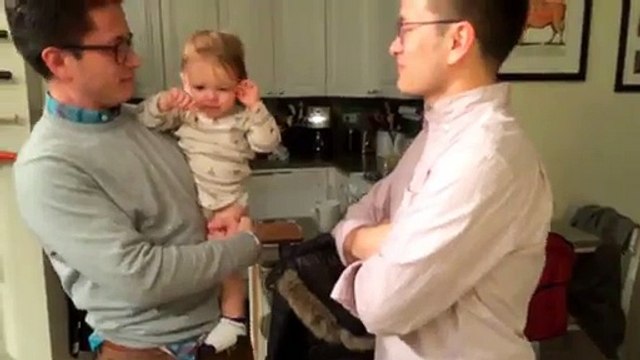 Ce bébé est complètement perdu en voyant le jumeau de son père