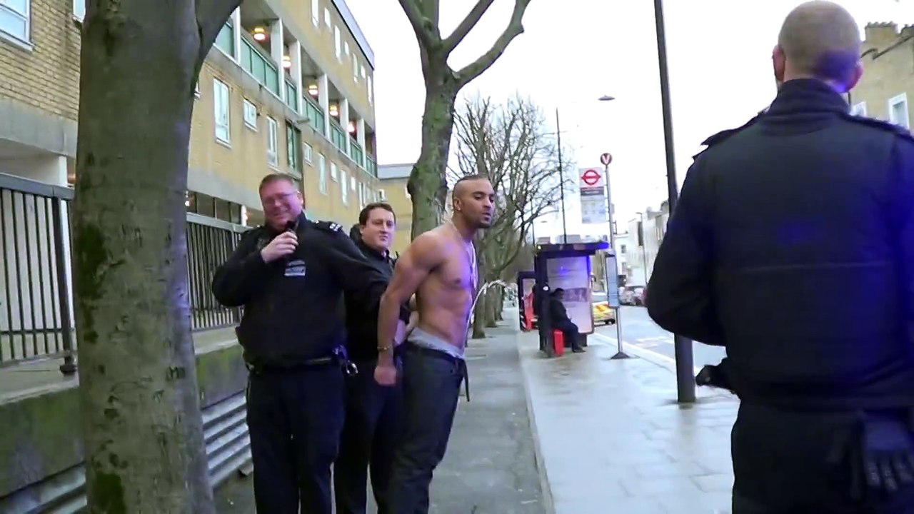 IL PISSE SUR LA POLICE