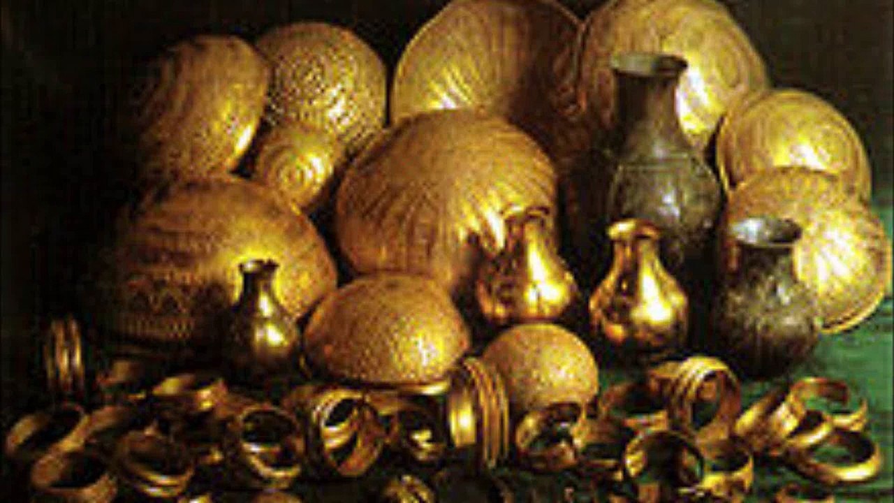 Son père lui à Construit une pièce secrète caché dans sa chambre quand sa mère était Enceinte. Elle la découvre à ses 7