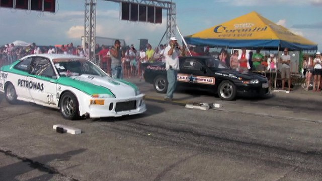 Nissan Skyline R32 GT-R Godzilla Vs. Petronas Honda Civic Turbo