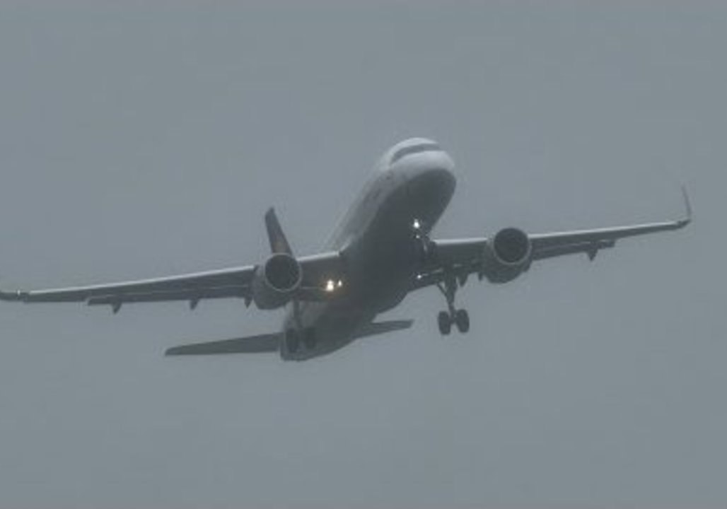 Plane Struggles to Land in Crosswinds at Birmingham Airport