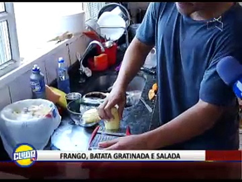 FRANGO, BATATA GRATINADA E SALADA