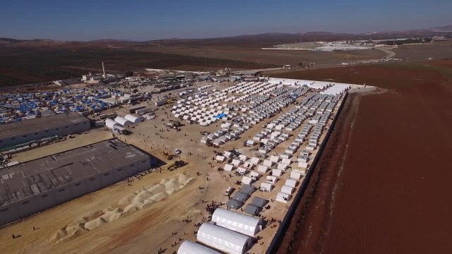 Syrians Flee Aleppo to Huge Refugee Camp near Turkish Border