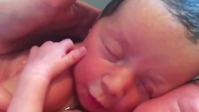 Близнецы не осознали еще что родились Смотреть до конца