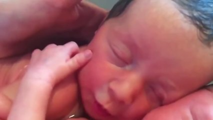 Близнецы не осознали еще что родились Смотреть до конца