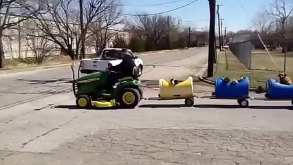 Il fabrique un train pour chiens abandonnés afin de leur faire vivre de nouvelles aventures... et ils adorent ça !