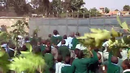 Kenya polisi, ilkokul öğrencilerine biber gazı sıktı