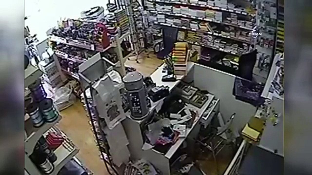 Kırtasiyedeki hırsızlık saniye saniye kameraya yansıdı