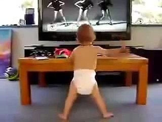 КАРАПУЗ ОЧЕНЬ РАД Телкам Зажигалкам и танцует вместе с ними !