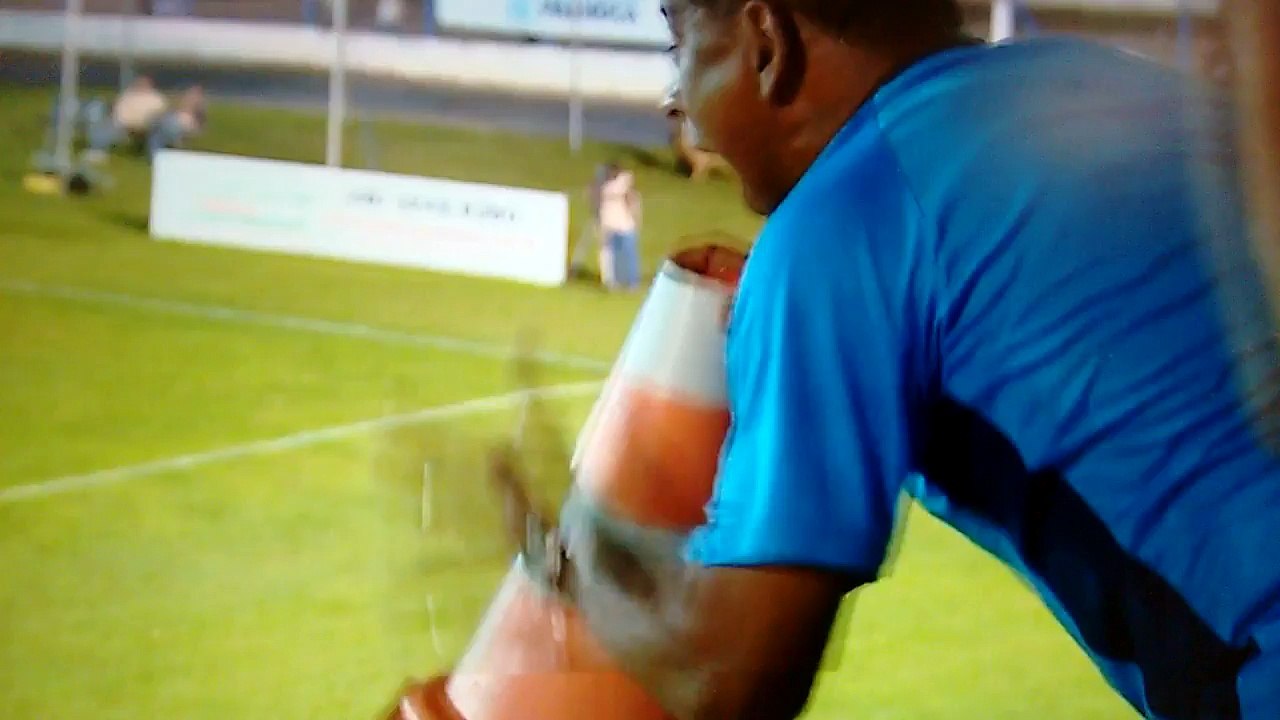 Trener pocrvenio, pa se popeo na tribine i vikao