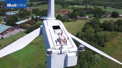 Download Video: Drone apanha homem a tomar banho de sol numa turbina eólica de 60 metros de altura