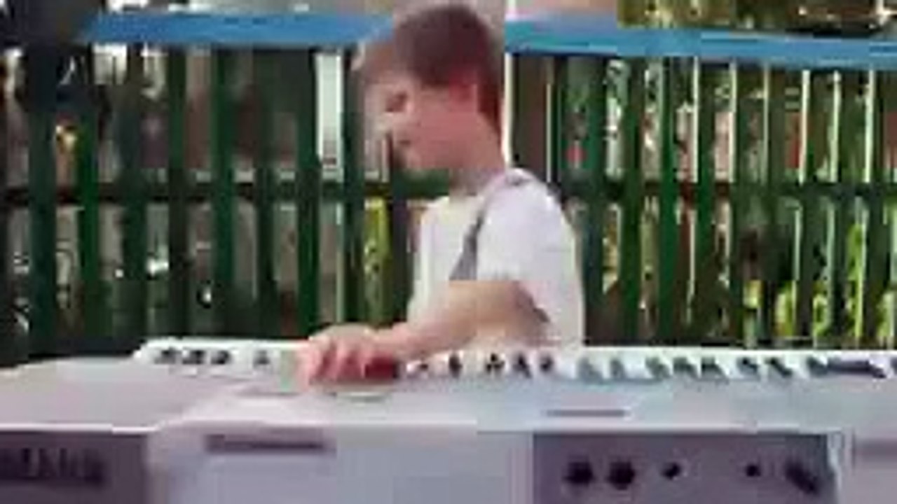 ЛАСКОВЫЙ МАЙ ЖИВ ! ВОТ ОН ! В ЛИЦЕ СЛЕПОГО МАЛЬЧИКА  СМОТРЕТЬ ВСЕМ!